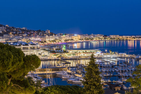 Frankreich, Provence-Alpes-Cote d'Azur, Cannes, Yachthafen und Boulevard de la Croisette am Abend - WDF04925