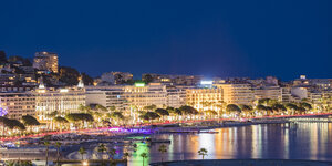 Frankreich, Provence-Alpes-Cote d'Azur, Cannes, Croisette, Boulevard de la Croisette am Abend - WDF04926