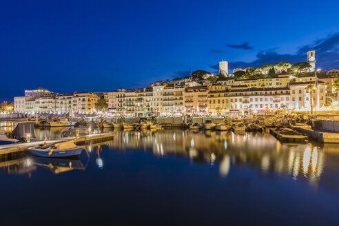 Frankreich, Provence-Alpes-Cote d'Azur, Cannes, Le Suquet, Altstadt, Fischerhafen am Abend - WDF04927