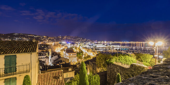 Frankreich, Provence-Alpes-Cote d'Azur, Cannes, Blick auf den Yachthafen am Abend - WDF04929