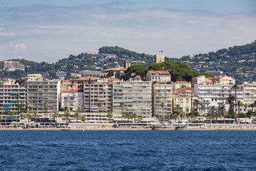 Frankreich, Provence-Alpes-Cote d'Azur, Cannes, Apartmenthäuser am Strand, im Hintergrund die Altstadt von Le Suquet - WDF04931