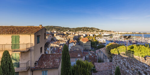 Frankreich, Provence-Alpes-Cote d'Azur, Cannes, Blick von der Altstadt auf den Yachthafen - WDF04932