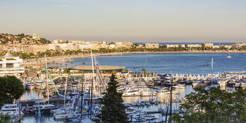 France, Provence-Alpes-Cote d'Azur, Cannes, Croisette, Boulevard de la Croisette and Marina - WDF04933