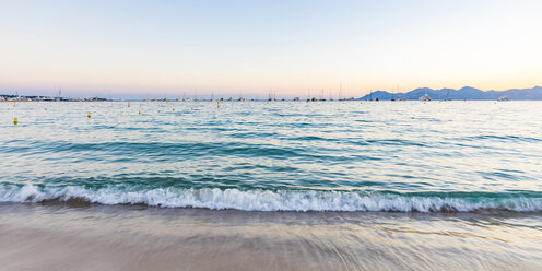 Frankreich, Provence-Alpes-Cote d'Azur, Cannes, Blick vom Strand auf die Yachten am Abend - WDF04936