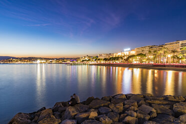 Frankreich, Provence-Alpes-Cote d'Azur, Cannes, Boulevard de la Croisette am Abend - WDF04938