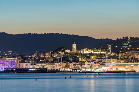 Frankreich, Provence-Alpes-Cote d'Azur, Cannes, Blick auf Le Suquet, Altstadt mit Schloss und Chapelle Sainte-Anne am Abend, lizenzfreies Stockfoto