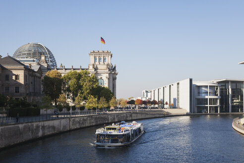 Deutschland, Berlin, Reichstagsgebäude und Paul-Loebe-Haus an der Spree, Ausflugsboot - GW05688