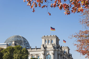 Deutschland, Berlin, Reichstagsgebäude mit Kuppel - GWF05689