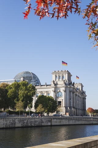 Deutschland, Berlin, Stadtbezirk Mitte, Reichstagsgebäude mit Kuppel an der Spree, lizenzfreies Stockfoto