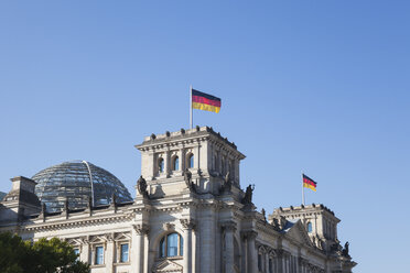 Deutschland, Berlin, Reichstagsgebäude mit Kuppel - GWF05691