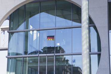 Deutschland, Berlin, Regierungsviertel, Spiegelung von Reichstagsgebäude und Deutschlandfahne im Marie-Elisabeth-Lüders-Haus, Spiegelung in Glasfassade - GWF05694