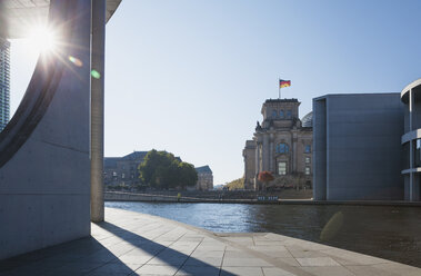 Deutschland, Berlin, Bezirk Mitte, Paul-Loebe-Haus und Marie-Elisabeth-Lüders-Haus an der Spree, symbolisches Bild für die Öffnung der Berliner Mauer - GWF05695