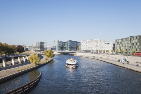 Germany, Berlin, disctrict Mitte, Central Station and modern architecture at Kapelle-Ufer of Spree river near Regierungsviertel, view from Crown Prince Bridge - GWF05700