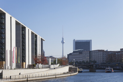 Deutschland, Berlin, Regierungsviertel, Marie-Elisabeth-Lüders-Gebäude an der Spree und Fernsehturm Berlin im Hintergrund, lizenzfreies Stockfoto
