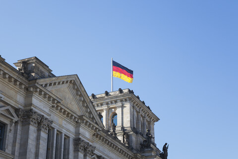 Deutschland, Berlin, Reichstagsgebäude und deutsche Flagge, lizenzfreies Stockfoto