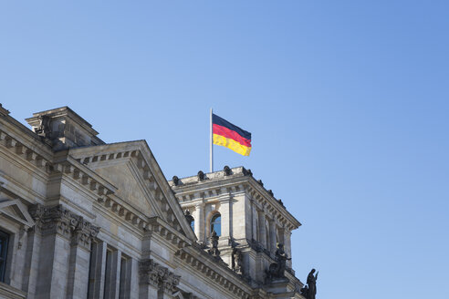 Deutschland, Berlin, Reichstagsgebäude und deutsche Flagge - GWF05703