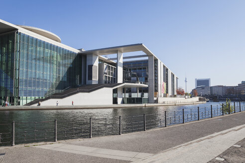 Deutschland, Berlin, Regierungsviertel, Marie-Elisabeth-Lüders-Gebäude an der Spree und Fernsehturm Berlin im Hintergrund Bodenplatte mit Markierung der ehemaligen Berliner Mauer - GWF05704