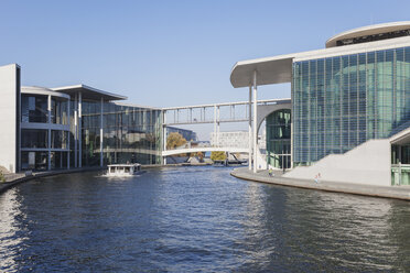 Germany, Berlin, Regierungsviertel, 'Band des Bundes', Bridge between east and west, Paul-Loebe-Building and Marie-Elisabeth-Lueders-Building at Spree river - GWF05706