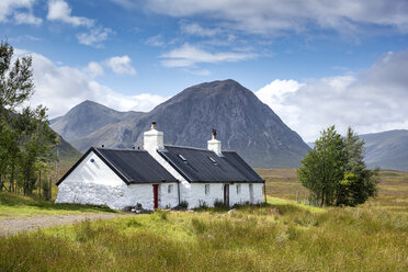 Vereinigtes Königreich, Schottland, Highland, Buachaille Etive Mor, Glencoe, Black Rock Cottage, Bauernhaus, Buachaille Etive Mor im Hintergrund - ELF01994