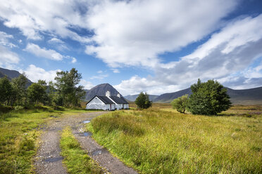 Vereinigtes Königreich, Schottland, Highland, Buachaille Etive Mor, Glencoe, Black Rock Cottage, Bauernhaus, Buachaille Etive Mor im Hintergrund - ELF01995