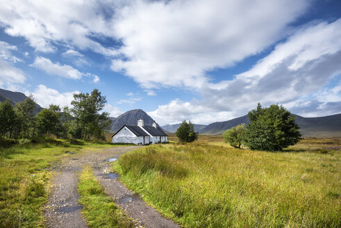 Vereinigtes Königreich, Schottland, Highland, Buachaille Etive Mor, Glencoe, Black Rock Cottage, Bauernhaus, Buachaille Etive Mor im Hintergrund - ELF01995