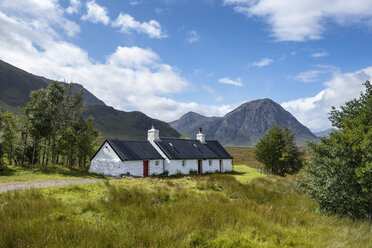 Vereinigtes Königreich, Schottland, Highland, Buachaille Etive Mor, Glencoe, Black Rock Cottage, Bauernhaus, Buachaille Etive Mor im Hintergrund - ELF01996