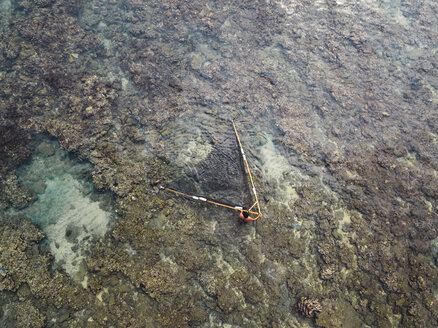 Indonesien, Bali, Luftaufnahme eines Fischers mit Netz - KNTF02553