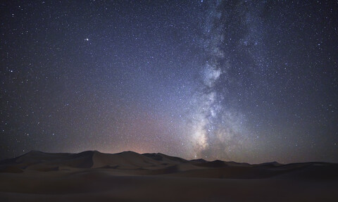 Marokko, Merzouga-Wüste, Milchstraße über Sanddünen, lizenzfreies Stockfoto