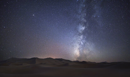 Marokko, Merzouga-Wüste, Milchstraße über Sanddünen - EPF00510