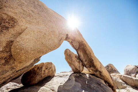 USA, Kalifornien, Los Angeles, Joshua Tree National Park, Felsformation im Sonnenschein, lizenzfreies Stockfoto