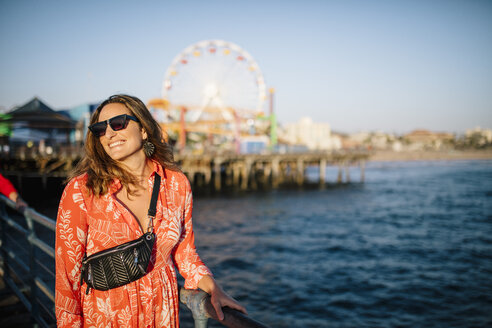 USA, Kalifornien, Santa Monica, Porträt einer lächelnden Frau am Wasser - DAWF00871