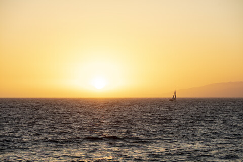 USA, Kalifornien, Santa Monica, Segelboot auf dem Meer im Gegenlicht, lizenzfreies Stockfoto