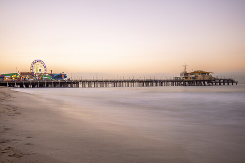 USA, Kalifornien, Santa Monica, Pier mit Riesenrad in der Dämmerung, lizenzfreies Stockfoto