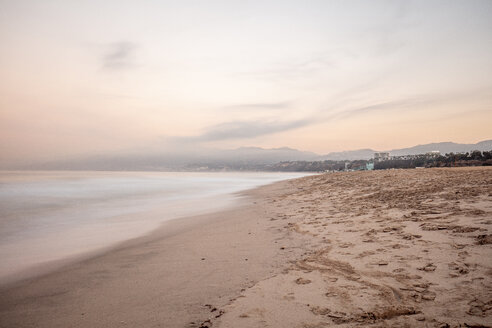 USA, Kalifornien, Santa Monica, Strand und Meer in der Dämmerung - DAWF00877