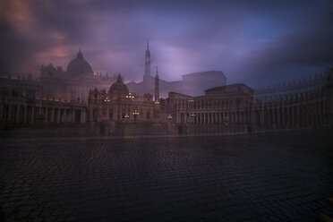 Italien, Rom, Blick auf den Petersdom und den Petersplatz im Vatikannebel am Abend - HAMF00537