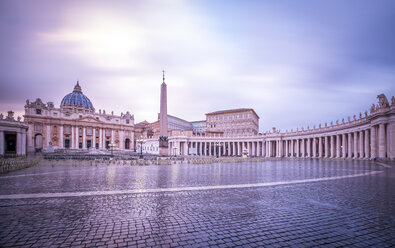 Italien, Rom, Blick auf den Petersdom und den Petersplatz im Vatikan - HAMF00538