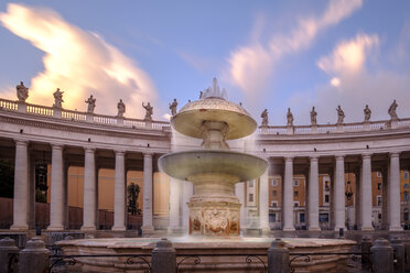 Italien, Vatikan, Rom, Springbrunnen auf dem Petersplatz - HAMF00539