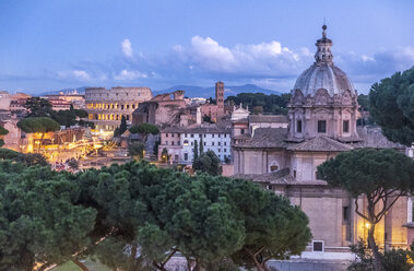 Italien, Rom, Chiesa di San Lorenzo in Miranda und Kolosseum im Abendlicht - HAMF00545