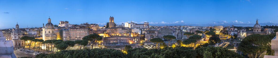 Italien, Rom, Stadtansicht, Panoramablick auf die Via de Fori Imperiali am Abend - HAMF00546