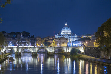 Italien, Rom, Vatikan, Petersdom und Ponte Sant'Angelo bei Nacht - HAMF00551