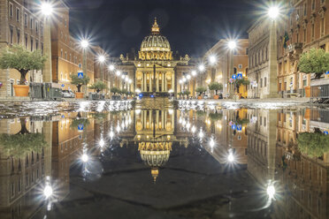 taly, Rome, Vatican City, Via de Conciliazione, Basilica of Saint Peter in background - HAMF00553