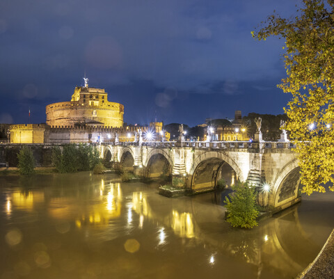 Italien, Rom, Ponte Sant'Angelo und Engelsburg bei Nacht, lizenzfreies Stockfoto