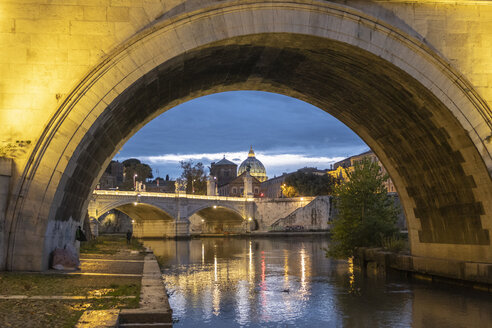 Italien, Rom, Vatikan, Petersdom und Engelsbrücke am Abend - HAMF00557