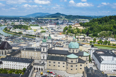 Österreich, Bundesland Salzburg, Salzburg, Salzburger Dom und Stadtansicht - RUNF00412