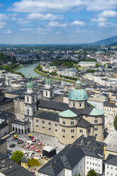 Österreich, Bundesland Salzburg, Salzburg, Salzburger Dom und Stadtansicht - RUNF00413