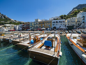 Italien, Kampanien, Capri, Marina Grande und Boote - AMF06454