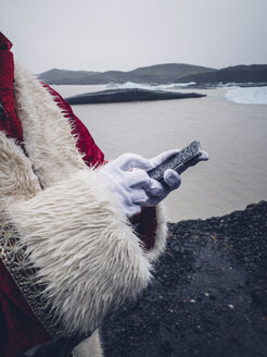 Weihnachtsmann mit Mobiltelefon am Nordpol - OCMF00184