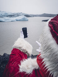 Weihnachtsmann mit Mobiltelefon am Nordpol - OCMF00185