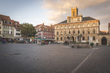 Deutschland, Weimar, Blick auf das Rathaus mit Marktplatz im Vordergrund - KEBF01018