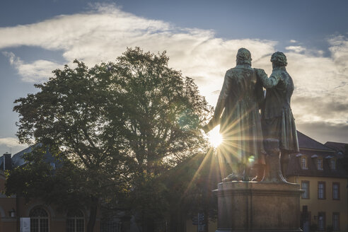 Deutschland, Weimar, Blick auf das Goethe-Schiller-Denkmal bei Sonnenaufgang - KEBF01024